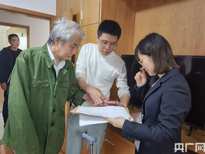 工作人员提供上门服务