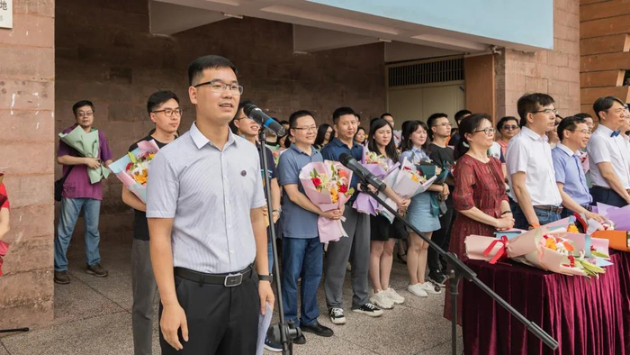 教师代表为毕业学生送上祝福（央广网发 重庆南开中学供图）
