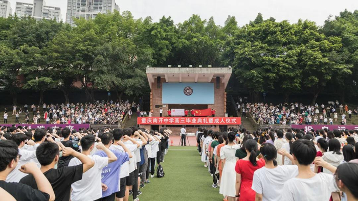 任于子超带领全体高三学生宣誓（央广网发 重庆南开中学供图）
