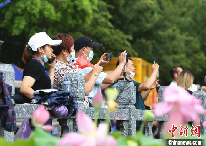 游客在拍照。　朱柳融 摄