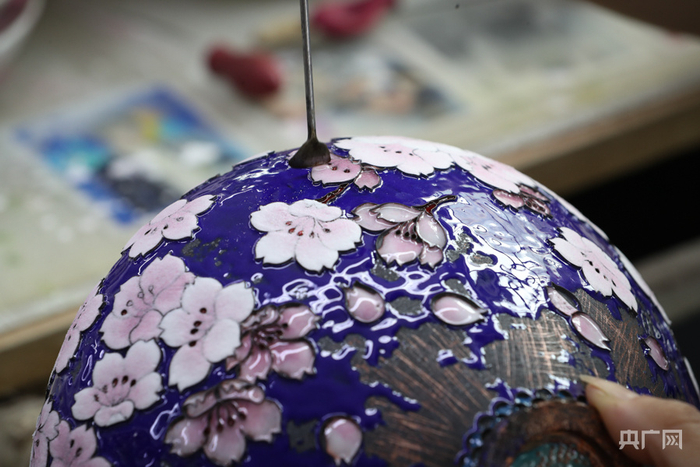 景泰蓝点蓝工艺（央广网记者 韩靖 摄）