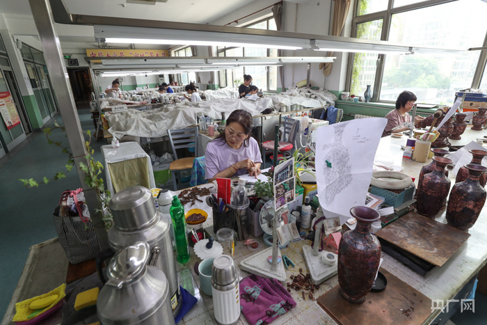 阎坤正在工作（央广网记者 韩靖 摄）