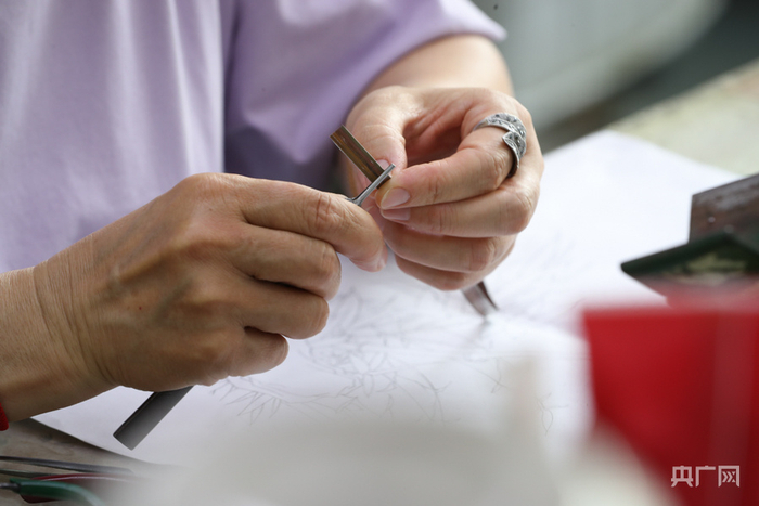 景泰蓝掐丝工艺（央广网记者 韩靖 摄）