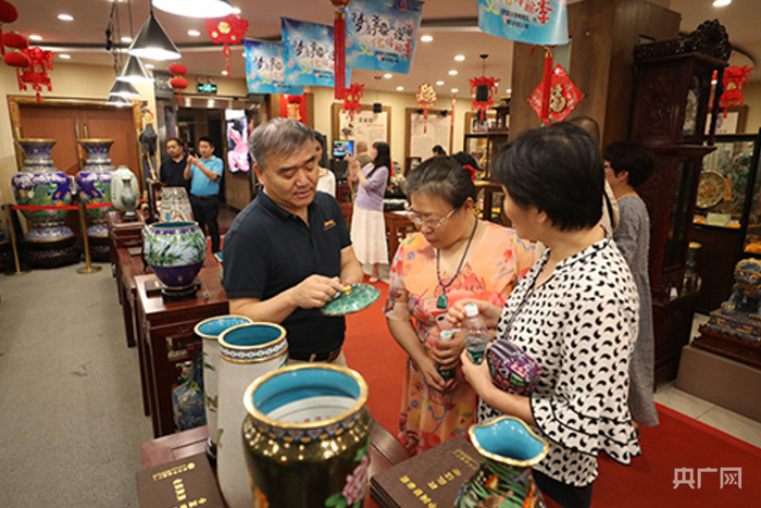 游客在景泰蓝精品展示厅参观（央广网记者 韩靖 摄）