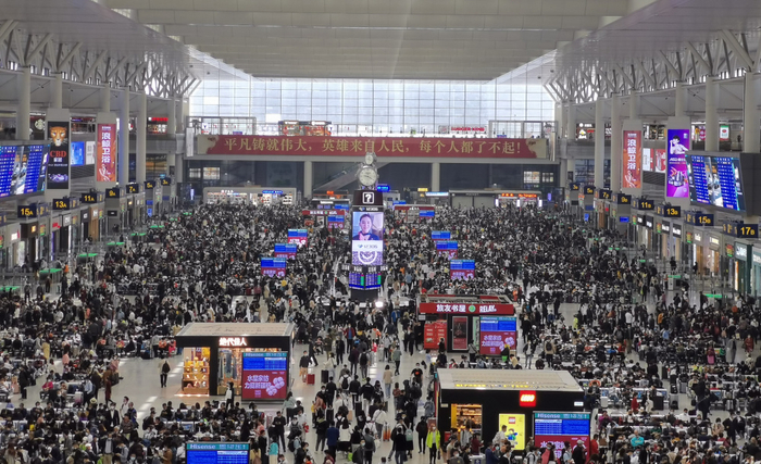 上海虹桥站候车大厅内，旅客们在有序候车 （图片来源：上海铁路）