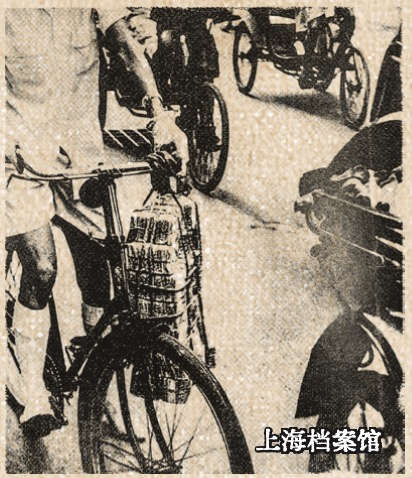 抗战结束后，物价飞涨，货币贬值，市民提着成捆纸币买东西