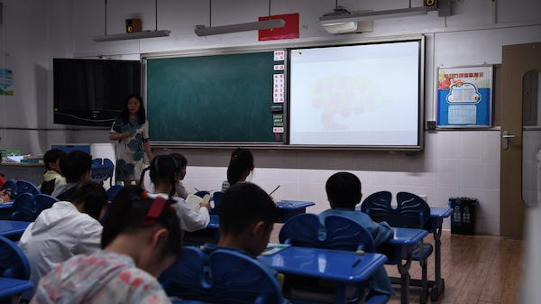 图说：教室“忽明忽暗”根据不同场景创设不同光环境 孙中钦 摄