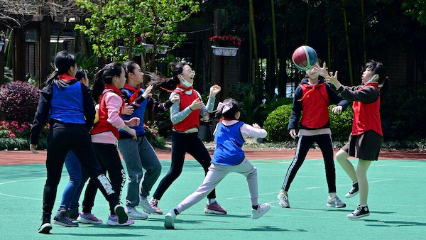 图说：黄浦区第一中心小学课间、午间开放眼睛篮球公园 采访对象供图