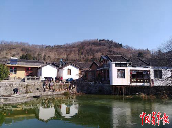     近年来，群山环绕的河南新县田铺大塆依托红色文化和绿水青山两大资源，积极发展乡村旅游业。在田铺大塆，村里的民居和景区是相融合的。图为田铺大塆村景。中青报·中青网记者 潘志贤/摄