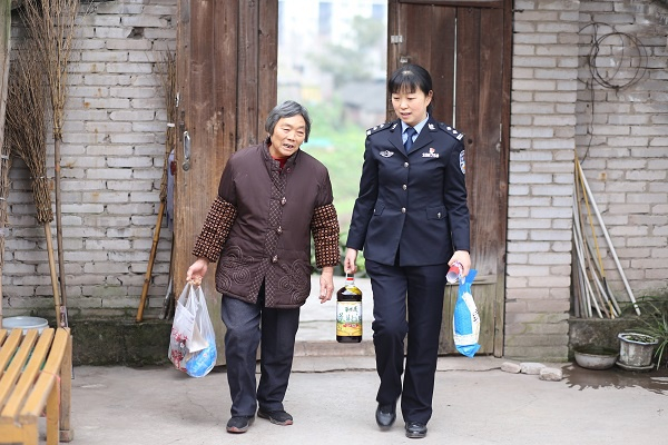 蓝燕与村民（央广网发 市公安局供图）