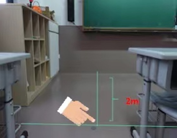 图说：北京东路小学教室第一排课桌前沿地面设置定位标示点，防止首排课桌椅距离黑板过近 采访对象供图
