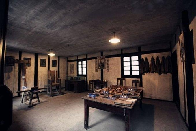 渣滓洞监狱审讯室内摆满了各种刑具