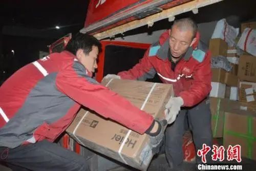 资料图：快递员正在配送货物。郭红 摄