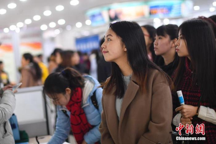 资料图：山西太原某女性专场招聘会现场&nbsp; &nbsp; 中新社记者 武俊杰 摄