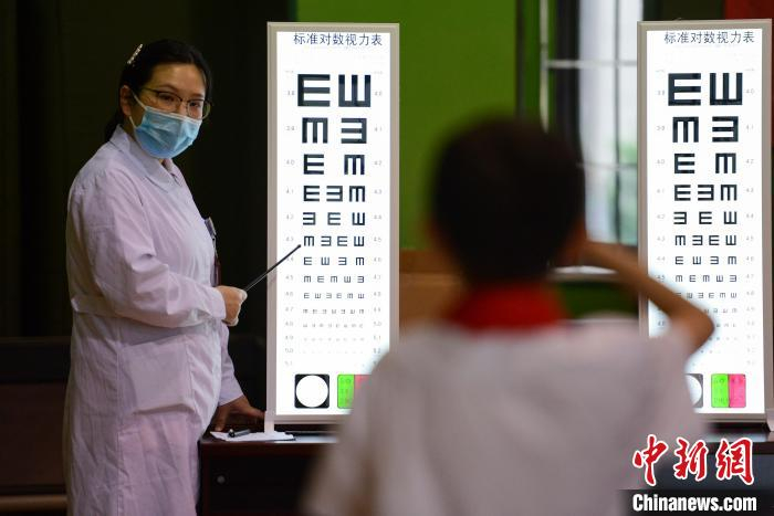 图为重庆医科大学附属第一医院眼科专家为巴南小学师生开展义诊。　何蓬磊 摄