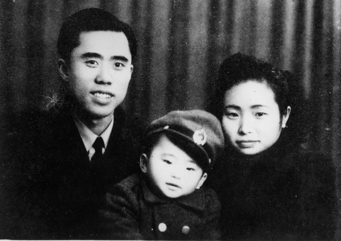 江竹筠与丈夫、儿子的珍贵合影