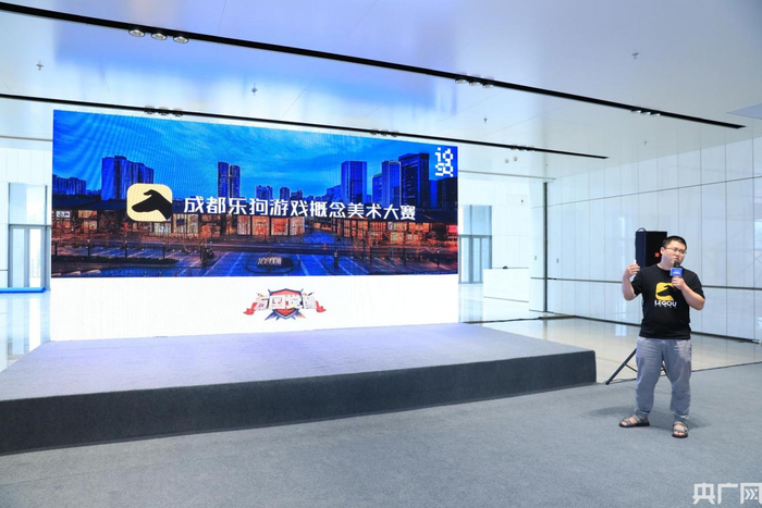 　　成都乐狗游戏概念美术大赛发布，乐狗首席角色概念设计师柳恩龙进行了现场推介（央广网发 陈文摄）