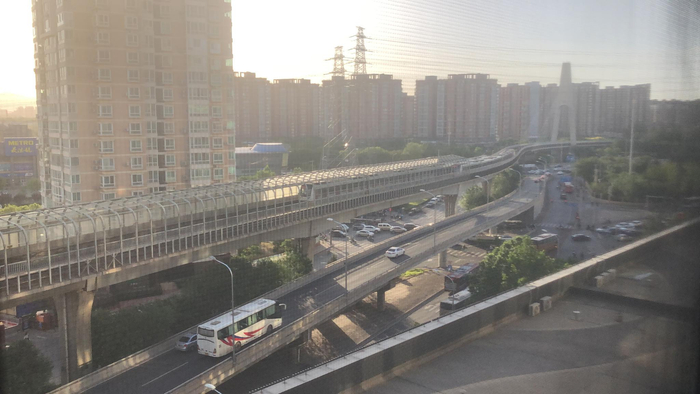 （地铁五号线列车从窗前驶过，在没有隔音屏障的情况下，居民反映运营噪声太大。）