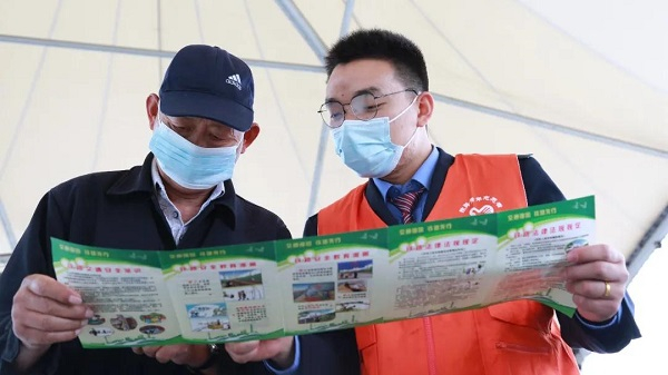 图说：阜阳北站团员青年向旅客讲解铁路安全知识  采访对象提供