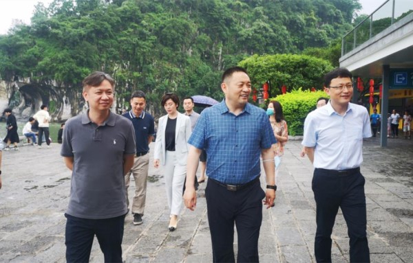 嘎玛泽登（左二）率队调研组查看象山景区情况（央广网发 桂林市文化广电和旅游局供图）