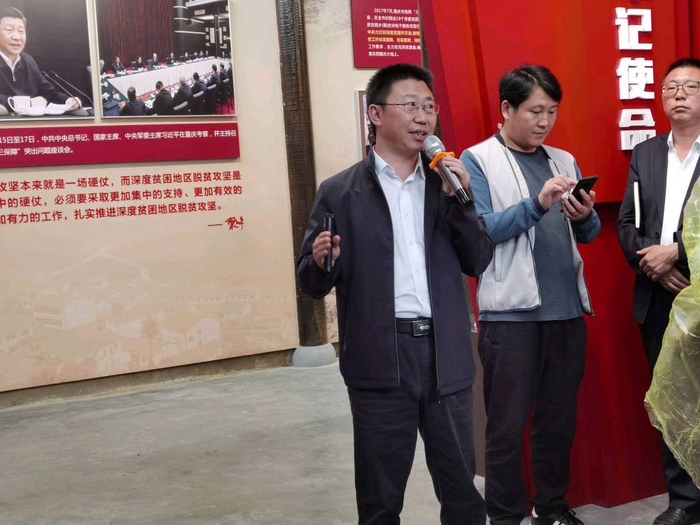 巫溪县县委常委、红池坝镇党委书记王仕杰介绍脱贫攻坚成果（央广网发 曹艺丹摄）