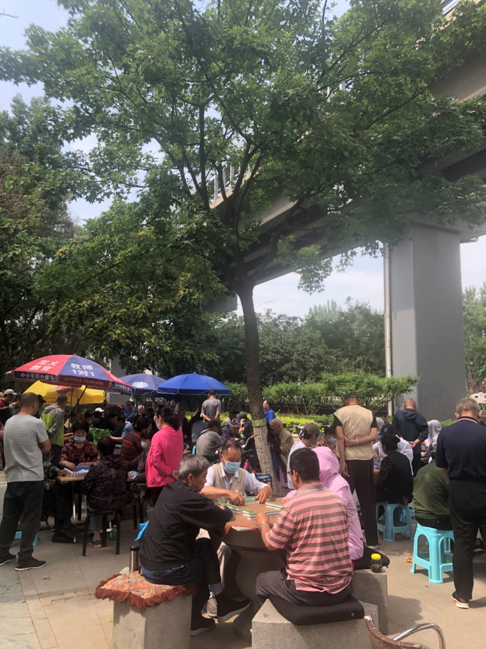 （地铁八通线运营线路头上过，没有隔音屏障街心公园里静不下来。）