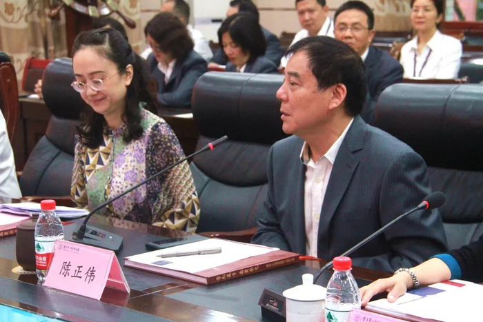 陈正伟在会上发言（央广网发 重庆邮电大学附属中学校供图）