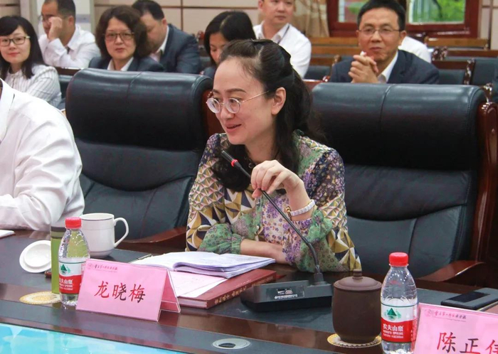 龙晓梅发表讲话（央广网发 重庆邮电大学附属中学校供图）