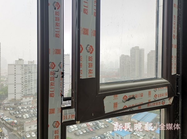 图说：涉事玻璃窗 王军 摄（下同）