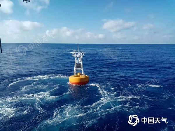 白龙浮标布放入海，观测大气-海洋相互作用。（图/于卫东）