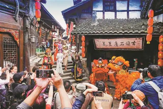 古镇大戏。夏首安 摄