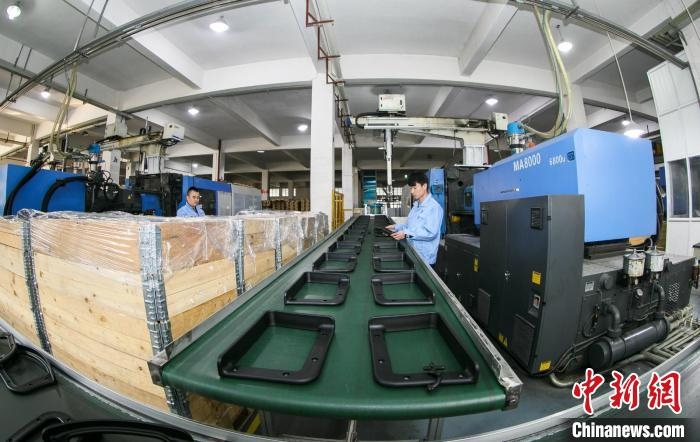 永艺家具车间 张卉 摄