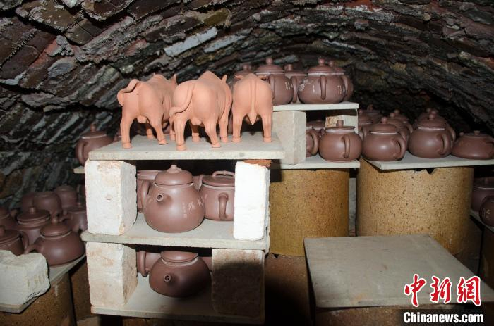 古龙窑内待烧制的坭兴陶。　翟李强 摄