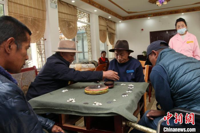 图为近日记者探访拉萨市城关区五保集中供养服务中心时，老人在玩传统游戏。　陈小愿 摄