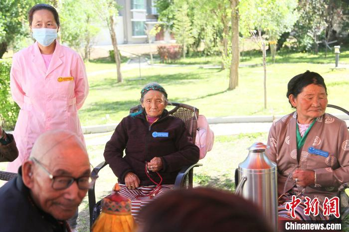 图为近日记者探访拉萨市城关区五保集中供养服务中心时，老人在树下休憩。　陈小愿 摄