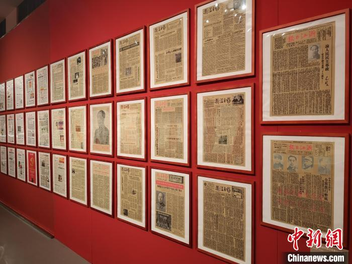 浙江日报历年“七一”报纸头版 范宇斌 摄