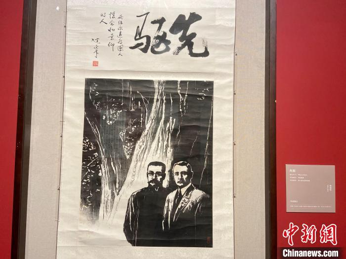 版画《先驱》刻画了影响中国革命的重要人物：孙中山与李大钊 项菁 摄
