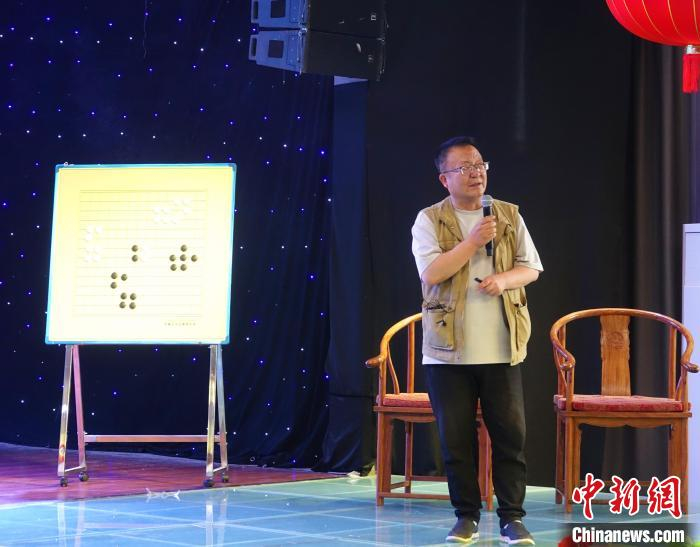 尚涛向与会嘉宾作《藏棋文化保护主要工作汇报》。　冉文娟 摄