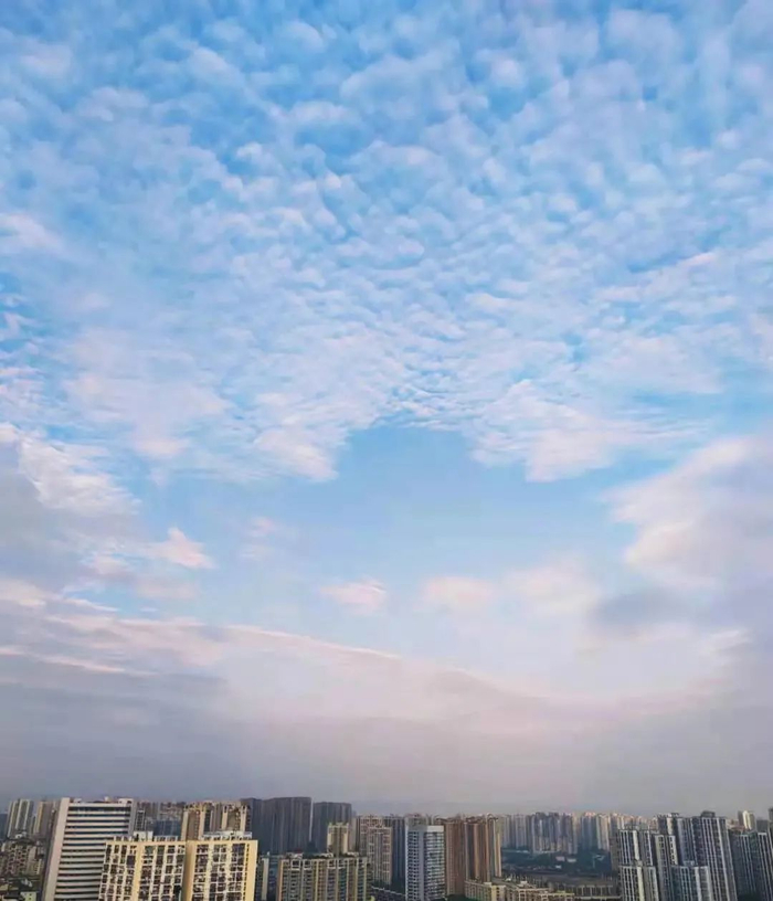 重庆的蓝天白云  王斌 摄