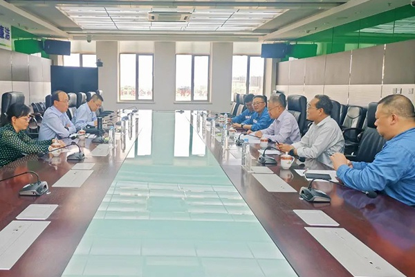 山西省忻州市中级人民法院党组成员、副院长安智明，环资审判庭庭长张高锋等一行在原平市国家电投山西铝业公司回访现场（央广网发 温振华 供图）