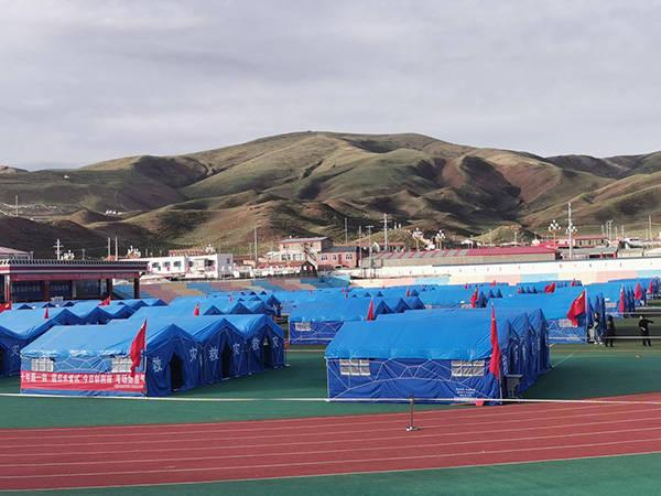 果洛州民族高级中学操场上的“帐篷考场”。 果洛州教育局供图 