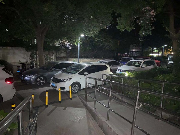 图说：私家车乱停放，给居民带来安全隐患  投诉市民供图