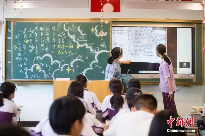 高三学子在上课，备战即将到来的2021年高考。中新社记者 张云 摄