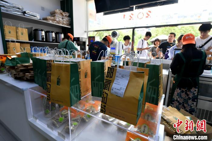 近日，一家设在福建福州市中邮大药房内的奶茶店“走红”。　吕明 摄