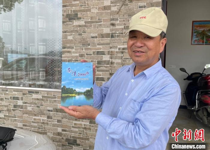 白沙文化研究工作者杜顺华。　汪旭莹 摄