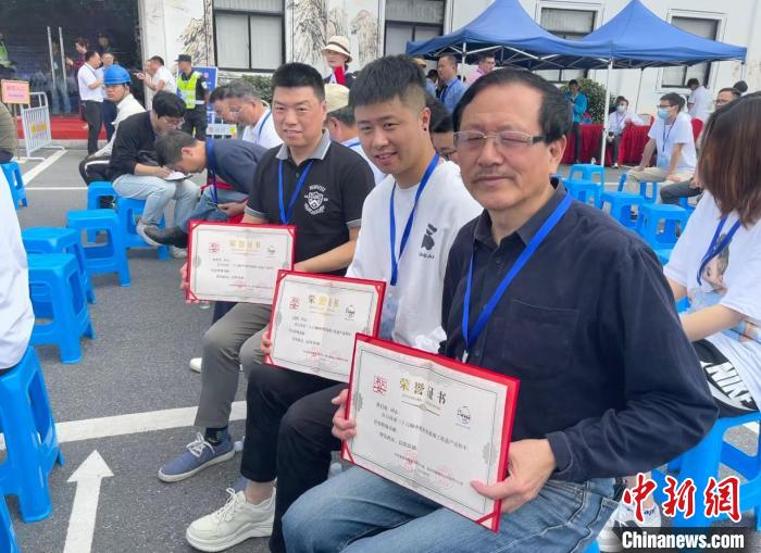 获得表彰的部分申遗特殊贡献者。　汪旭莹 摄