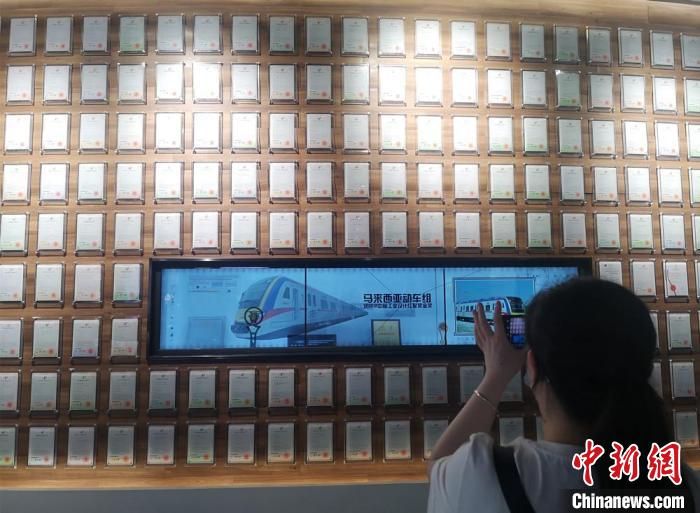 中车株机的发明背景墙。　刘曼 摄