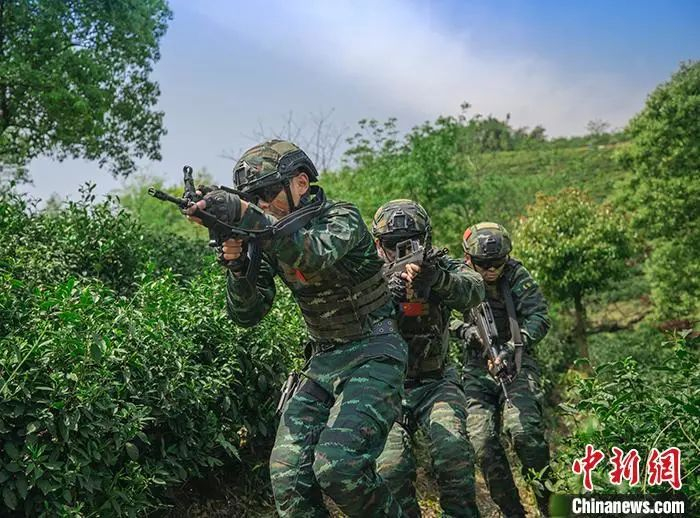 特战队员进行训练。武警部队供图