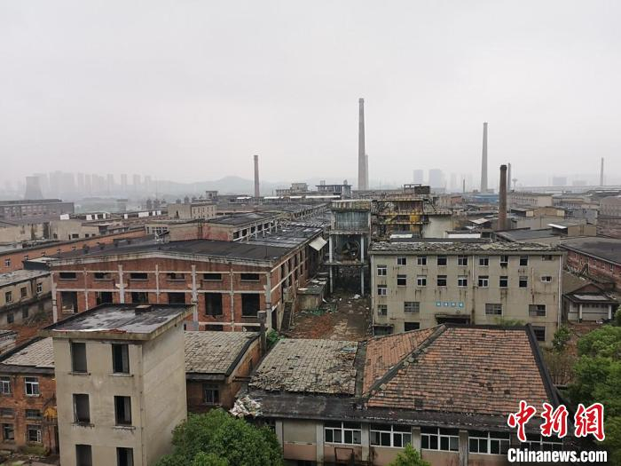 株洲清水塘老工业区内的冶炼、化工企业全面关停搬迁，仅剩小部分厂房将被规划建设成工业博物馆。　刘曼 摄