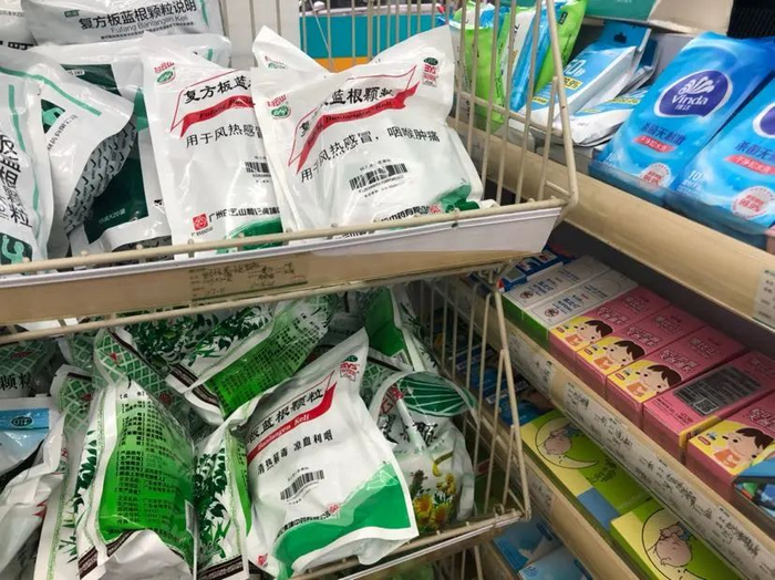 （收银台旁就是清热解毒药物，图源广州日报）